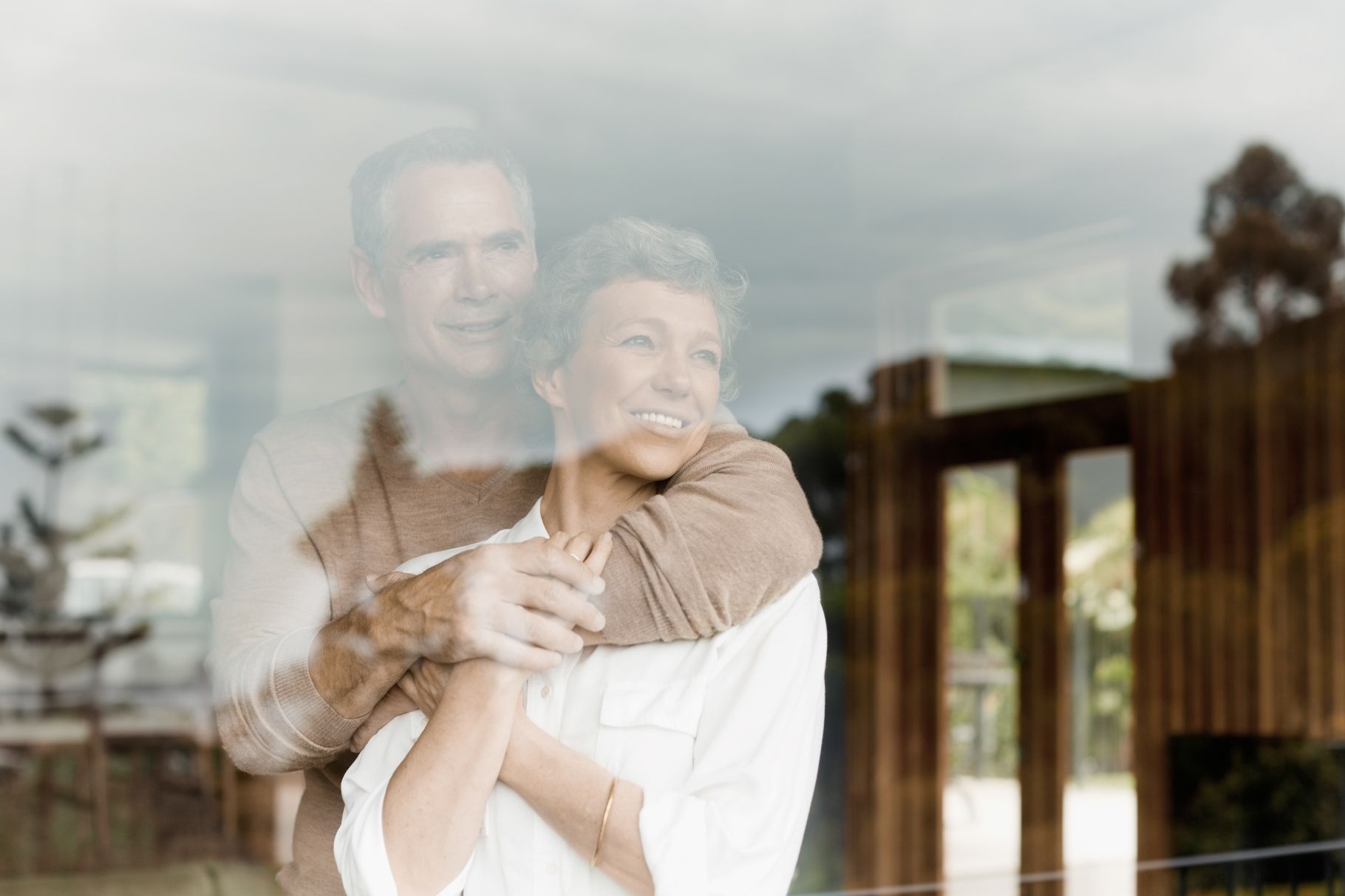 Hübl & Partner Parkside Green Residences | Glückliches. älteres Pärchen blicken ins Grüne | cottageviertel Eigentumswohnung währingerpark türkenschanzpark freifinanziert neubau hübl & Partner direkt vom Bauträger Spaziergang Paar