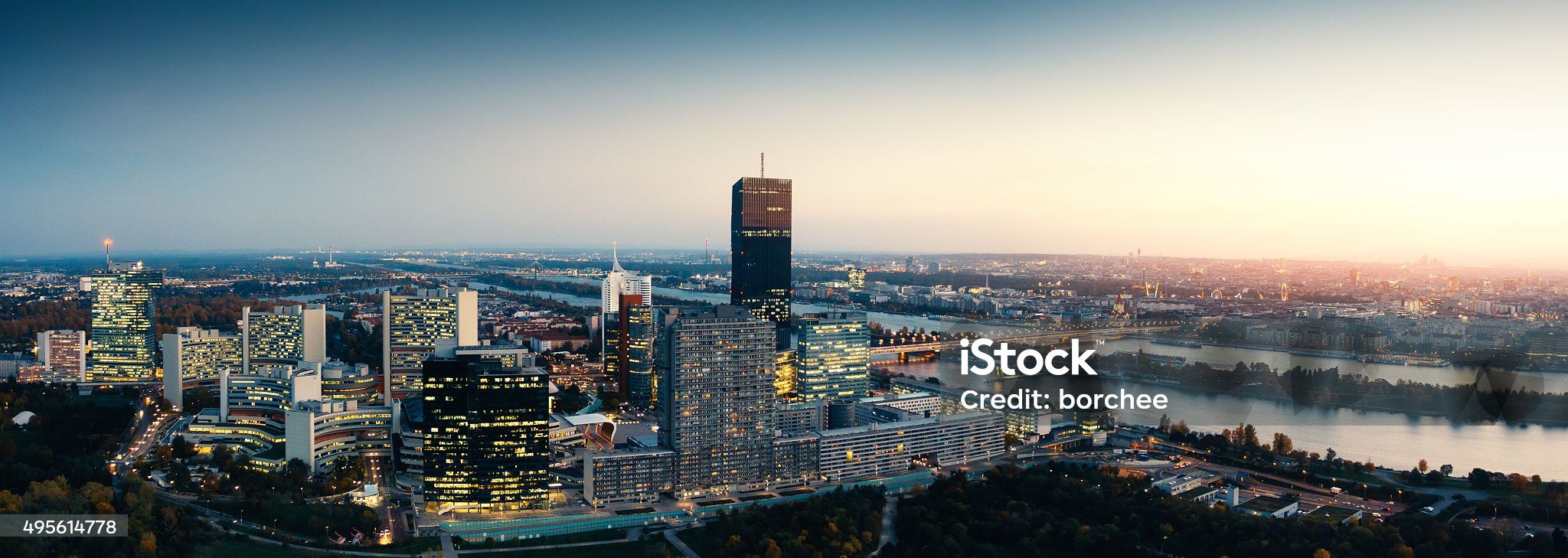 Panorama der Wiener Skyline bei Dämmerung mit Donau City Tower im Zentrum – urbanes Immobilienflair | Hübl Und Partner Bauträger 1220 Wien