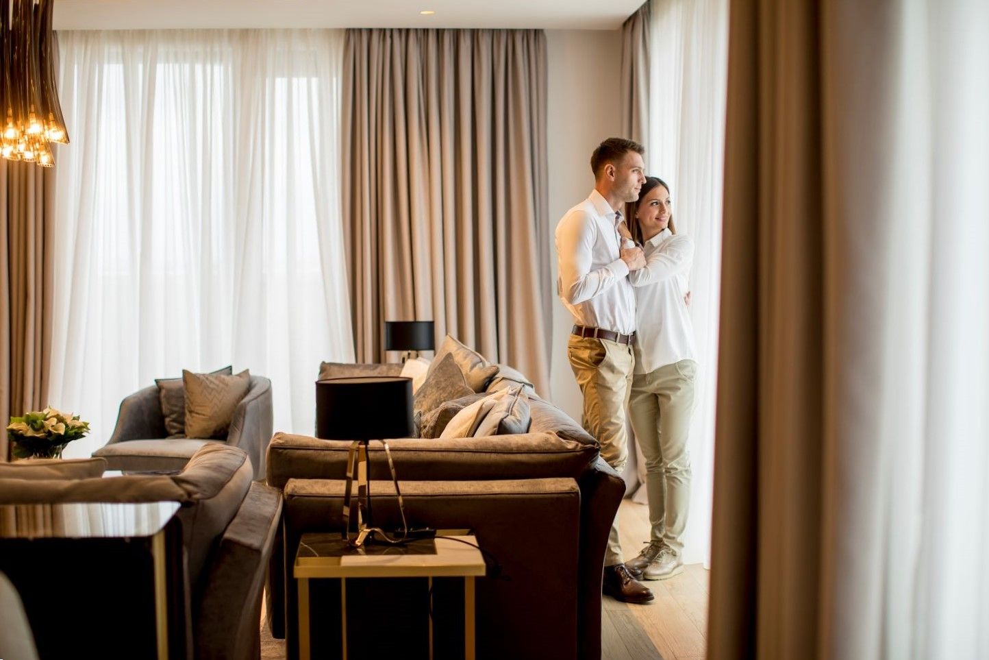 Hübl & Partner Bauträger eines Neubauprojekts in 1210 Wien - Eigentumswohnung im Premium Segment mit Paar in einer wohnung mit Blick aus dem Fenster